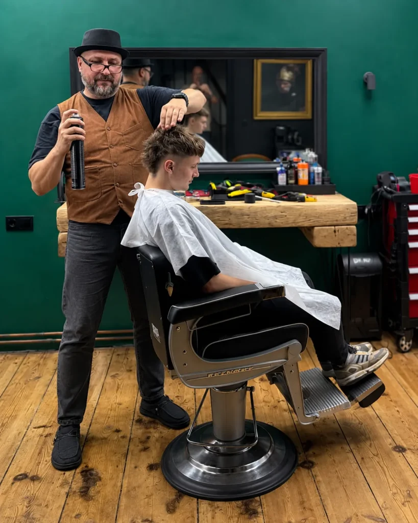 Jerzy Szewczuk podczas strzyżenia męskiego w salonie JerzyBarbershop w Szczecinie.