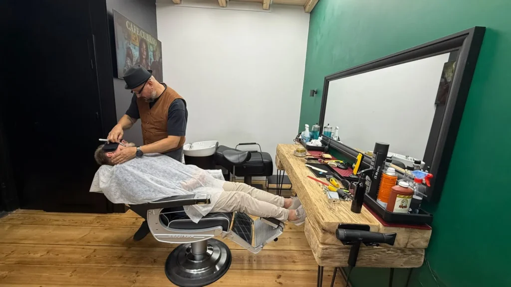 Barber Szczecin – Jerzy Szewczuk przycina brodę klientowi brzytwą w fotelu barberskim w JerzyBarbershop
